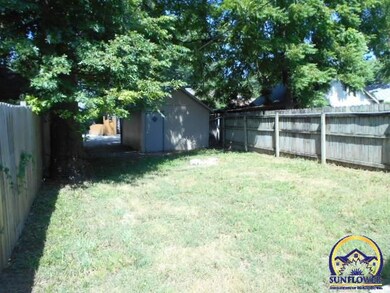 411 SW Buchanan St, Topeka, KS 66606 - photo 2