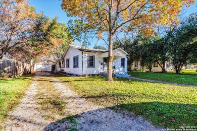 828 E Humphreys St, Seguin, TX 78155 - photo 6