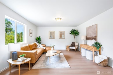 Photographs are for illustrative purposes only. Features, finishes, interior/exterior colors, landscaping and floorplan shown may vary from actual homes built.