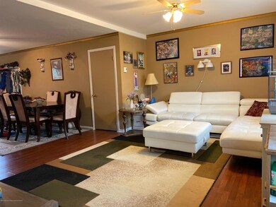 Living roon/dining room 4