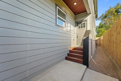 4208 Castor St unit B, Houston, TX 77022 - photo 2