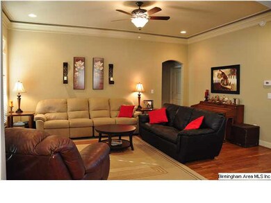 Large Great Room with deluxe crown moulding