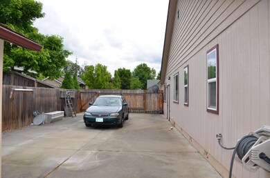 112 Wagon Wheel Dr, Grants Pass, OR 97527 - photo 4