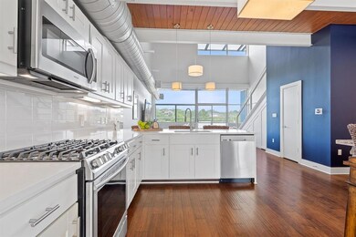 Kitchen with appliances with stainless steel fini