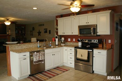 5407 N Castleberry Dr, Peoria, IL 61615 - photo 4