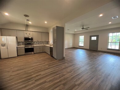 13576 Pinewood Village Dr, Conroe, TX 77302 - photo 2