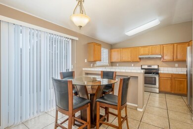 Dining Area w/ breakfast bar