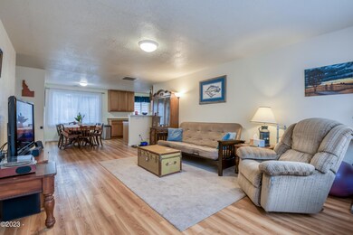 1136 SW 8th St, Newport, OR 97365 - photo 5