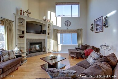 Grand Lvg Rm w/Fireplace