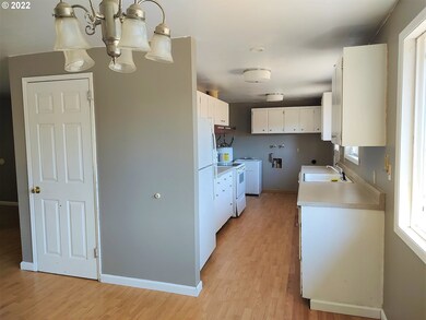 945 S Overholt Ave, Prairie City, OR 97869 - photo 4