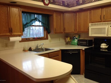 582 Catskill Dr, Effort, PA 18330 - photo 2