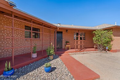 Charming front porch & entry