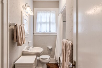 1031 E 16th St, Houston, TX 77009 - photo 7