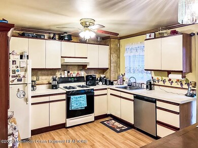 810 Oak St, Lakehurst, NJ 08733 - photo 2