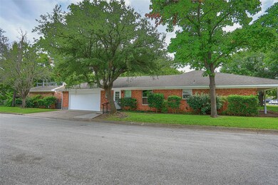 1220 Elmwood St, Gainesville, TX 76240 - photo 4