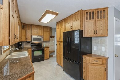 1075 Valley Park St, Marion, IA 52302 - photo 7