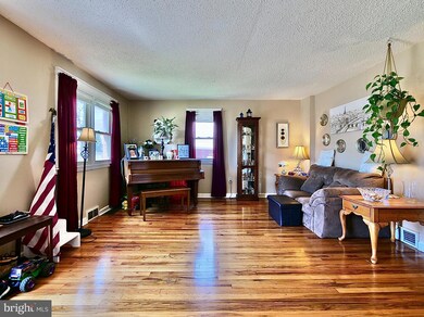 426 Edgewood Ave, Folsom, PA 19033 - photo 6