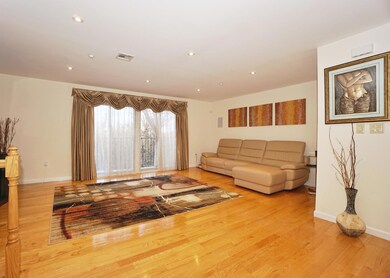 (6) LIVING ROOM