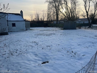 2411 26th St, Port Huron, MI 48060 - photo 5