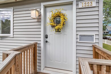 05-1223-Lake-St-WindowStill-Real-Estate-