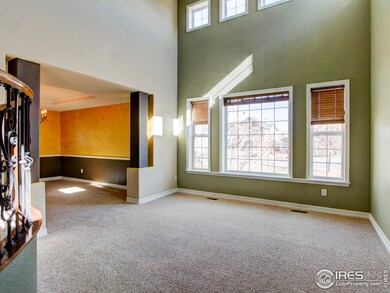 Luxurious Living Rm w. Vaulted Ceilings