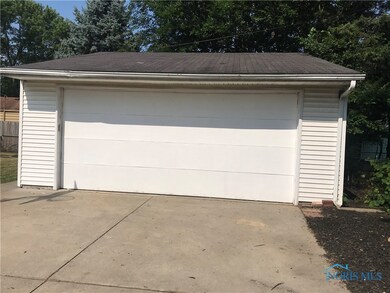 Bonus 2 1/2 Car Garage!