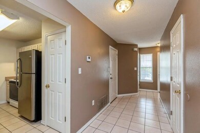 07_1830PointedLeafLn_2010_Entranceview_F
