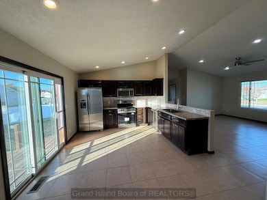 204 Cherokee Ave S, Grand Island, NE 68803 - photo 4