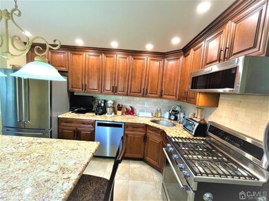 Beautiful new kitchen, top line of SS appliances, 