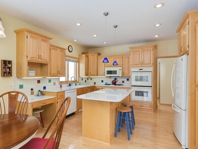 Large Kitchen is Great Kitchen for Entertaining