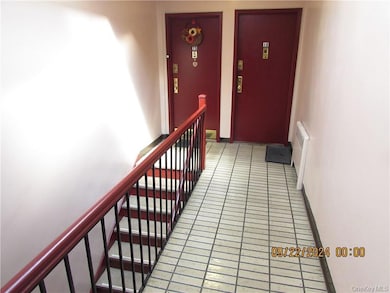 1561 Central Park Ave unit I-5, Yonkers, NY 10710 - photo 4