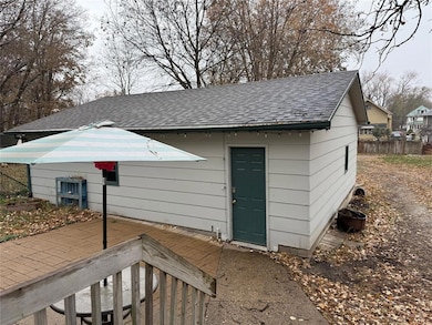 1352 E 12th St, Des Moines, IA 50316 - photo 2