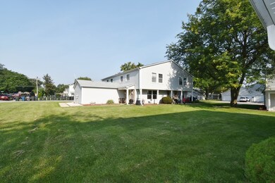 1387 S Glen Cir unit B, Aurora, IL 60506 - photo 2