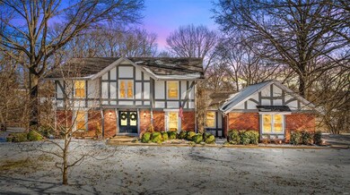 Welcome Home to this Cozy home in the heart of Town and Country!!