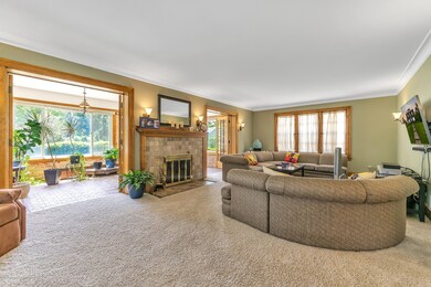 08_400EverettDrWindowStillRealEstatePhot