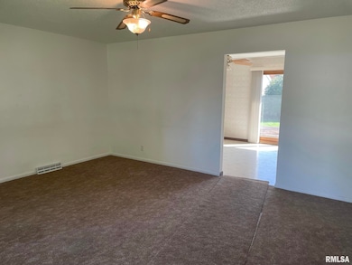 4625 Candlelight Dr, Davenport, IA 52806 - photo 4