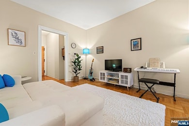 Livingroom (Alt View)