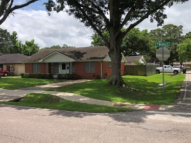 1035 W Willis St, Alvin, TX 77511 - photo 2
