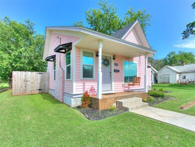 View of front of home featuring a front yard