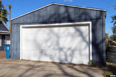 621 6th St, Camanche, IA 52730 - photo 4