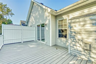 GORGEOUS TREX DECKING W/PRIVACY PANELS