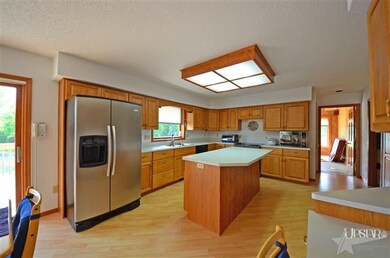 GOURMET KITCHEN with Harlan Cabinets, Dining Islan
