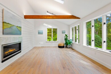 76 Bay Ln Living Room