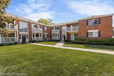2440 Parmenter Blvd unit 112, Royal Oak, MI 48073 - photo 2