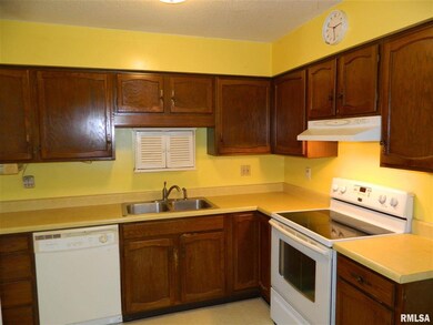 6504 Kelling St, Davenport, IA 52806 - photo 3