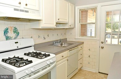 5496 Oakland Rd, Halethorpe, MD 21227 - photo 6