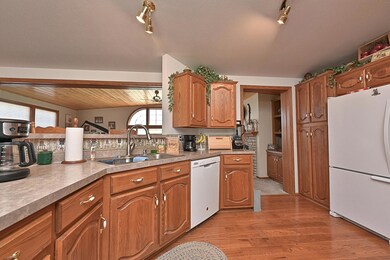 KITCHEN WITH GREAT BREAKFAST BAR
