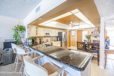 KITCHEN BAR