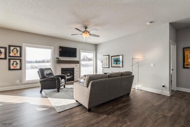 9820 Marnewood Dr, Johnston, IA 50131 - photo 4