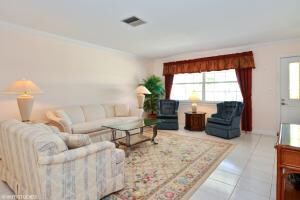 02_1902SW13Ave_Lake_1_LivingRoom_HiRes